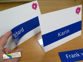 Baliebordje uit staal, omgezet, met wisselende naamplaat uit magneetfolie